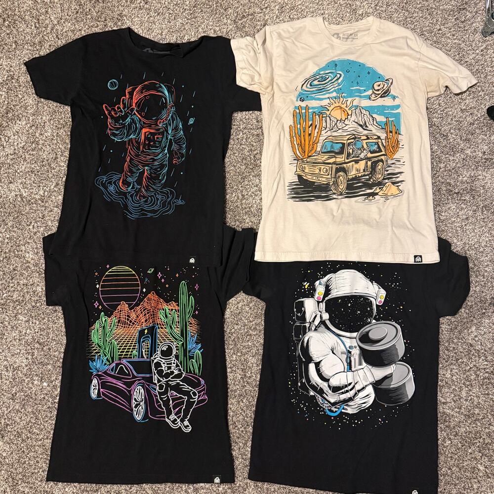 Lot of 4 Into the Am Astro TShirts Men’s size Small PreOwned